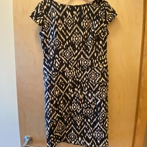 Zip Up Printed Dress - Size 10 Figure Flattering